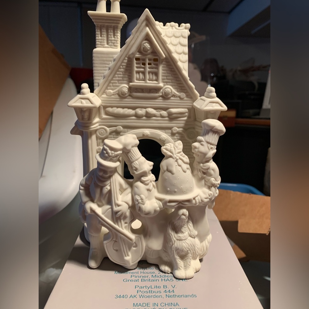 Retired Partylite. NIB. Bakery Carolers